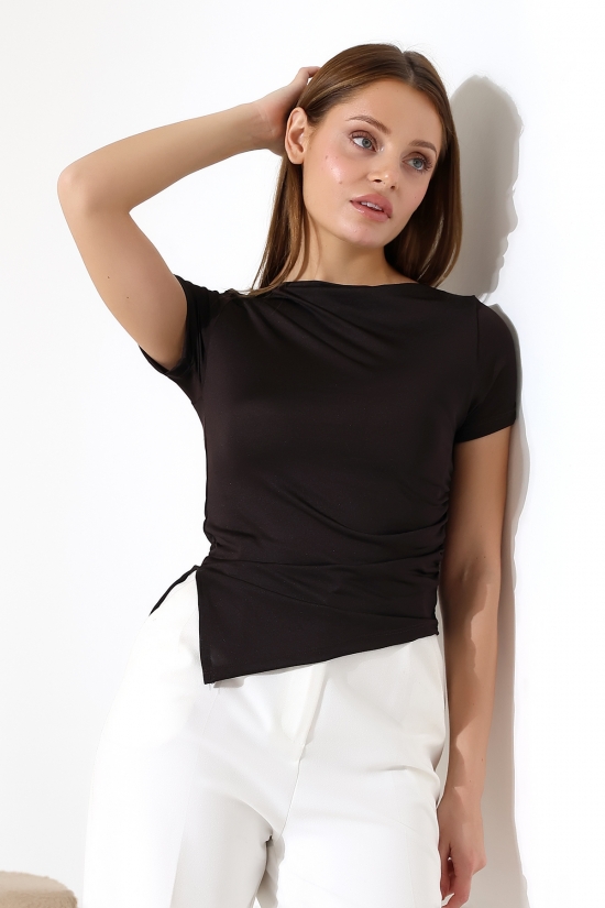 22027  KADIN TULUMKAYIK YAKA MİKRO KISA KOL SOLYANI BÜZGÜLÜ SAĞYANI YIRTMAÇLI TSHIRT 