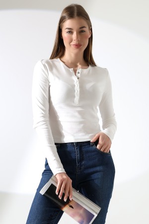 21947 KADIN RİBANA UZUN KOL PATI UZUN VE 6 ÇITÇITLI TSHIRT 21947 KADIN RİBANA UZUN KOL PATI UZUN VE 6 ÇITÇITLI TSHIRT