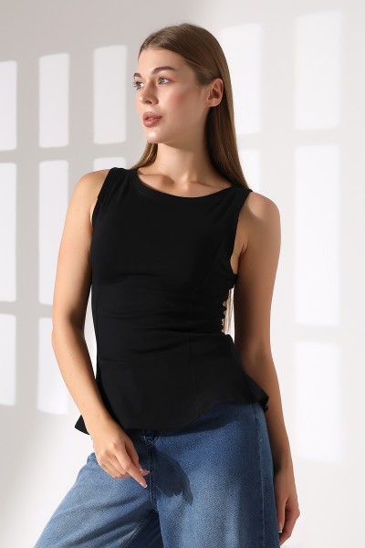 22070  KADIN KAYIK YAKA FULL LYC RİBANA YANLARI KUPLU PARÇALI ETEĞİ VOLANLI KOLSUZ TSHIRT 