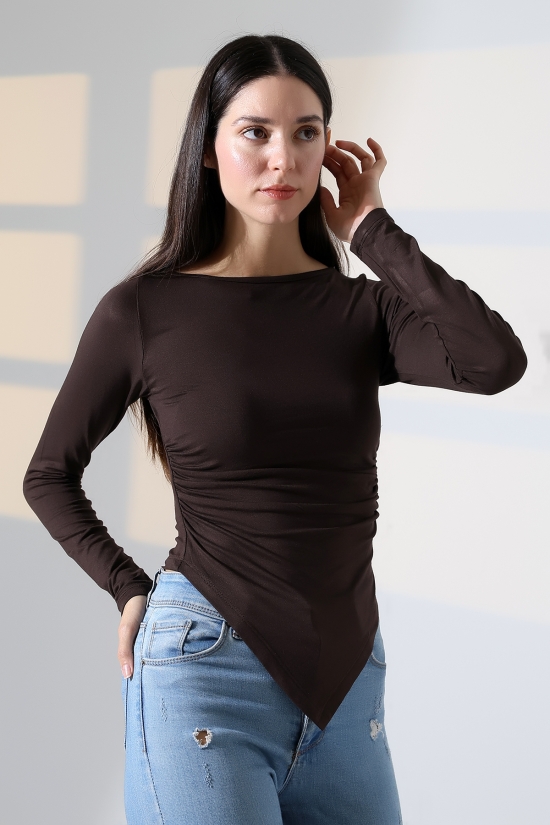 22017 KADIN KAYIK YAKA UZUN KOL YANLARI BÜZGÜLÜ VE ÖNÜ ASİMETRİK KESİMLİ  BLUZ 